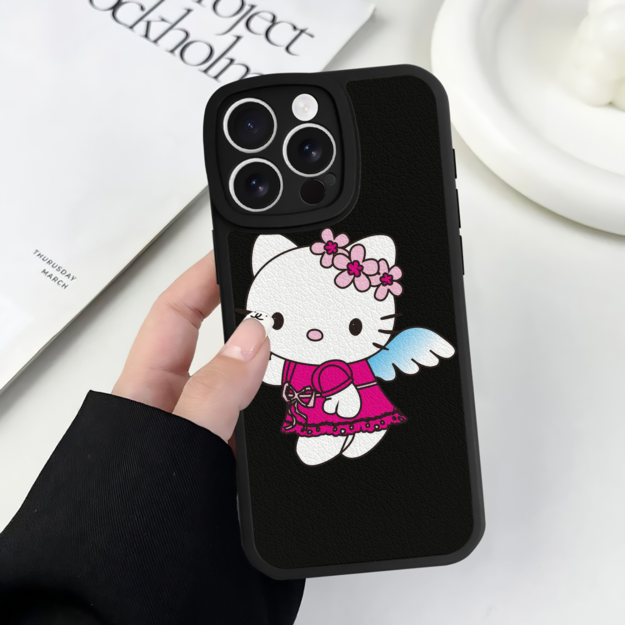 （画像用） Hello Kitty ハローキティ 【iPhone 16シリーズ対応】シリコンスマホケース（レザー調） 材質：シリコン